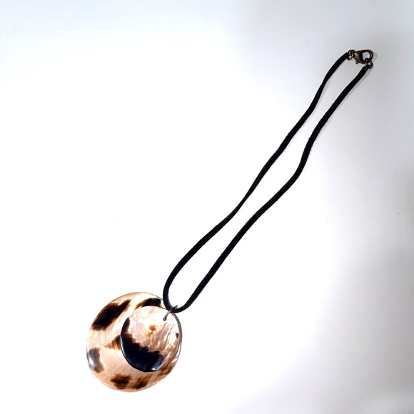 Natural Shell Pendant Necklace Black Cord Layered Round Boho Beach - Picture 10 of 12